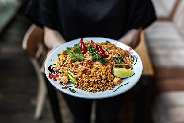 Thaikhun street food famous pad thai